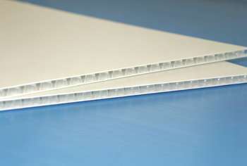 Cross section of the Polypropylene Display Sheet showing the bubble structure.