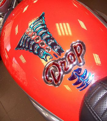Graphtec polydrop 3D-doming on a motor bike tank.