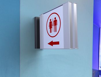 A sign for the toilets