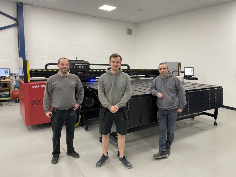 The production team at Magna Signs ltd, Nuneaton, with their new Agfa Anapurna print engine